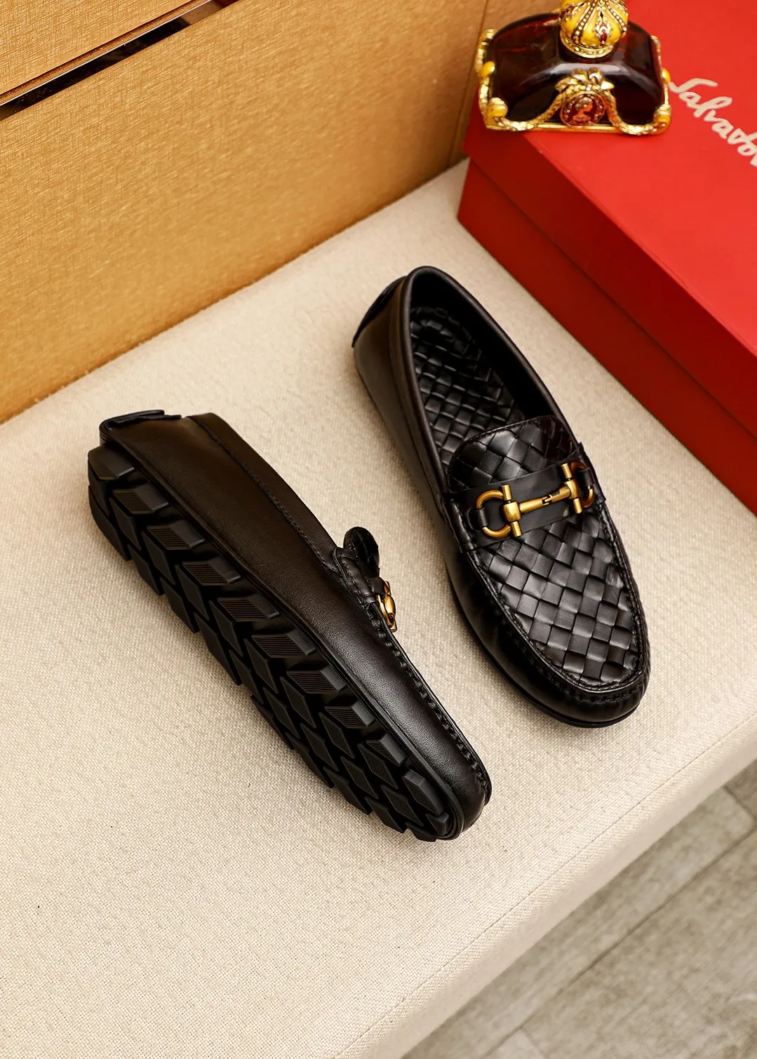 Men's shoes 💰360 💐 Product trademark: Ferragamo "Ferragamo" bean shoes Regular size: 38-44 (45.46🉑️customized) Product materials: Selected imported woven cowhide upper + classic hardware buckle, imported pig leather lining. Strong three-dimensional visual effect, original outsole color: 1⃣️color optional